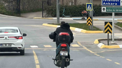 Hayat kurtaracak kaskı kolunda taşıdı