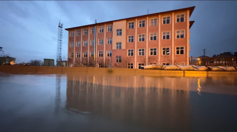Yüksekova’da bir okul sular içinde kaldı