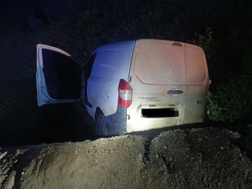 Kırıkhan’da şarampole devrilen hafif ticari aracın sürücüsü yaralandı