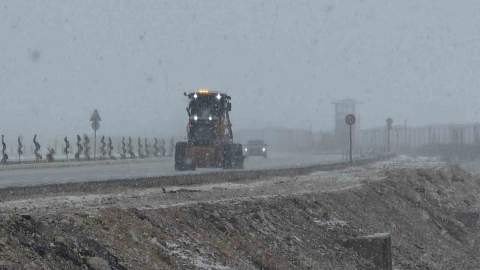 Van’da nisan karı: 93 yerleşim yerinin yolu kapandı, İzmir uçağı inemedi