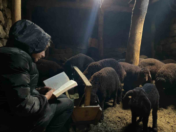 Gündüz hayvan bakıyor gece hayalleri için çalışıyor