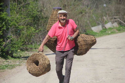 Doğadan topluyor, türkülerle örüyor: 45 yıllık usta dikenli sarmaşıktan balık sepeti örüyor