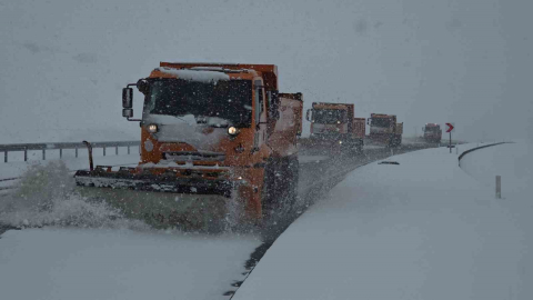 Van’da nisan sürprizi: Lapa lapa kar yağışı şehri beyaza bürüdü