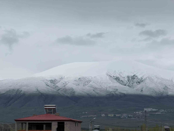 Iğdır Ovası’nı çevreleyen sıra dağlar yeniden beyaza büründü
