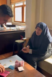 Yaşlı kadının pazarda kaybettiği cüzdanı zabıta ekipleri bulup sahibine teslim etti