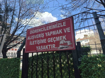 Okulun bahçesindeki çevre tellerine asılan ’iletişim’ yasağı notu dikkat çekti