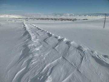 Karayazı’da karla mücadele: Kapalı yollar açıldı, öğrenciler okullarına ulaştı