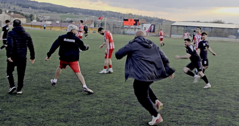 Maç sonunda saha içi bir anda ringe döndü