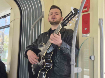 Genç müzisyen gitarıyla tramvayda konser verdi