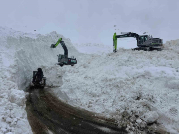 Şırnak’ta çığ düşen yolda çalışmalar devam ediyor