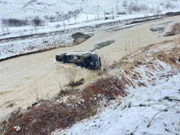 Muş’ta minibüs dereye uçtu: 8 yaralı