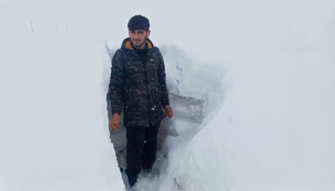 Ağrı’da Nisan ayında etkili olan kar kalınlığı insan boyunu aştı