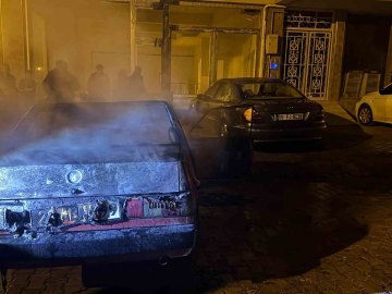 Elazığ’da TOFAŞ araç alev alev yandı