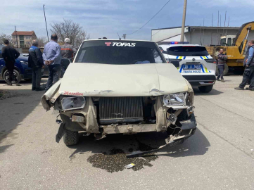 İki araç çarpıştı, 4 araç hasar aldı