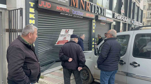 Fren yerine gaza basan sürücü işyerine daldı