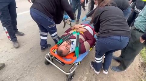 Isparta’da elma yüklü çekici kanala devrildi: 1 yaralı