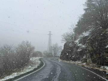 Zigana Dağı’nın yüksek kesimlerinde Nisan ayının ortasında lapa lapa kar süprizi