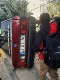 Diyarbakır’da drift atan sürücü kaldırımda yürüyen öğrencilere çarptı: 2 yaralı