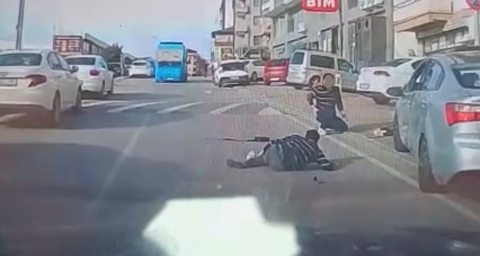 Direksiyon başında uyuduğu öne sürülen sürücü, kaldırımdaki yayalara çarptı