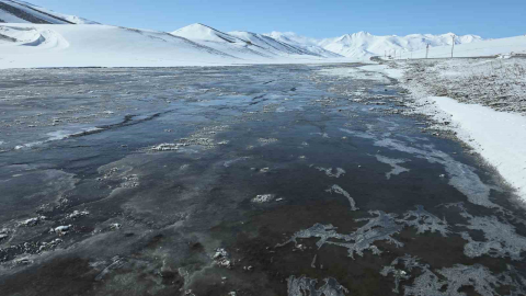 Van’da dondurucu soğuklar: Kar yağışı sonrası dereler buz tuttu