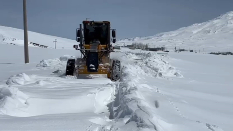 Nisan ayında kardan kapanan köy yolları açıldı
