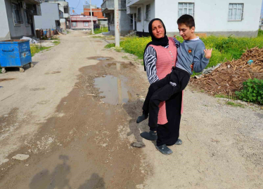 Belediye yolu yapmadı, engelli evladıyla perişan oldu