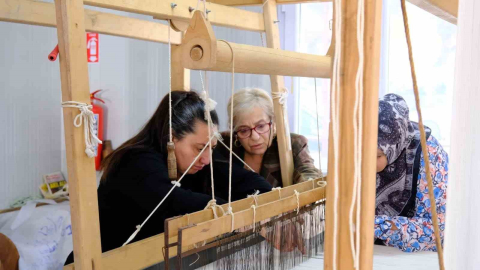 Antakya Belediyesi’nin açtığı ipek el dokumacılığı kursu ilgi görüyor