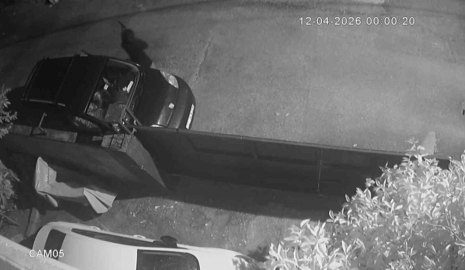 Adana’da kasklı saldırgan dehşeti: Eve tüfekle kurşun yağdırdı