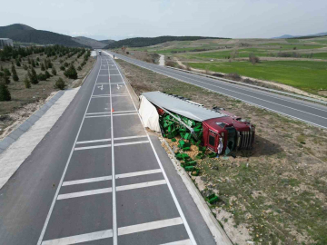 Patates yüklü tır devrildiği kazada 3 kişi yaralandı