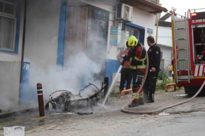 Tamir sırasında yanan elektrikli motosiklet küle döndü