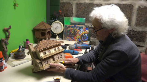 Emekli olduktan sonra yaptığı ahşap maket evler beğeni topluyor