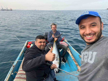 Hobi olarak olta balıkçılığı yapan öğretmen 60 kiloluk orkinos yakaladı