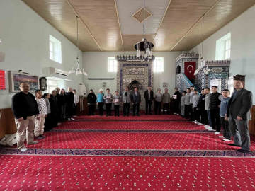 Hisarcık’taki camilerde müezzinlik yapan öğrenciler ödüllendirildi