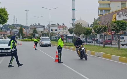 Motosikletini uygulama yapan polislerin üzerine sürüp kaçtı