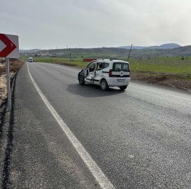 Kontrolden çıkan kamyonet karşı şeride geçerek ticari araçla çarpıştı: 1 yaralı