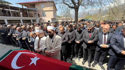 Saldırıda öğrencilerine siper olan öğretmen, gözyaşlarıyla son yolculuğuna uğurlandı