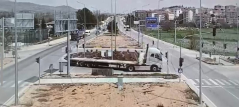 Kamyonetin otomobilin üzerine devrildiği kaza kamerada