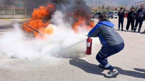Erzincan’da itfaiyeden kurum personeline yangın eğitimi