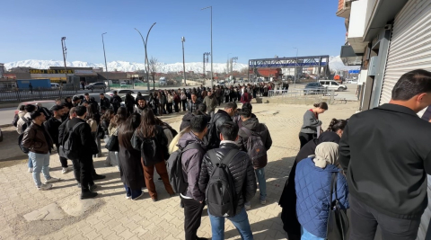 Yüksekova’da kütüphane önünde kuyruk
