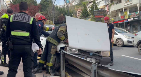 Kocaeli’de facianın eşiğinden dönüldü: Freni tutmayan otomobil bariyerlere çarptı