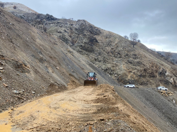 Sason’da köy yolunda heyelan