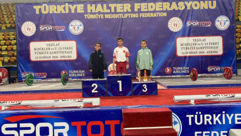 Ağrılı öğrenci halterde Türkiye şampiyonu oldu