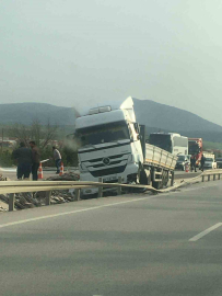 Bariyerlere çarpan tırda 2 kişi yaralandı