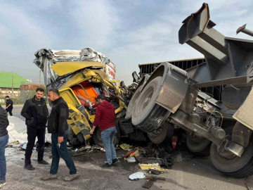 Tırların çarpıştığı feci kaza kamerada