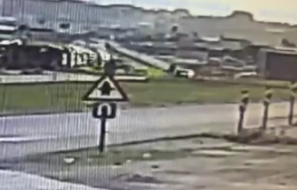 Ani manevra yapan motosikletliye otomobil çarptı