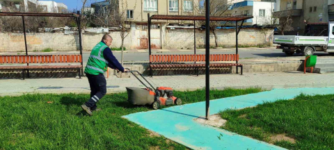 Kahta Belediyesi’nden park ve yeşil alanlarda yoğun yaz mesaisi