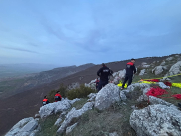 Kayalıklarda mahsur kalan keçiyi arama kurtarma ekipleri kurtardı