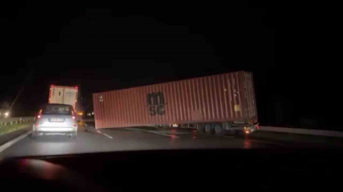 Şimşekler geceyi aydınlatırken, fırtına zor anlar yaşattı