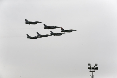 Konya’da SOLOTÜRK ve Türk Yıldızları’ndan öğrencilere 23 Nisan gösterisi