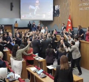 İzmir Büyükşehir Belediyesi Meclis Toplantısında arbede